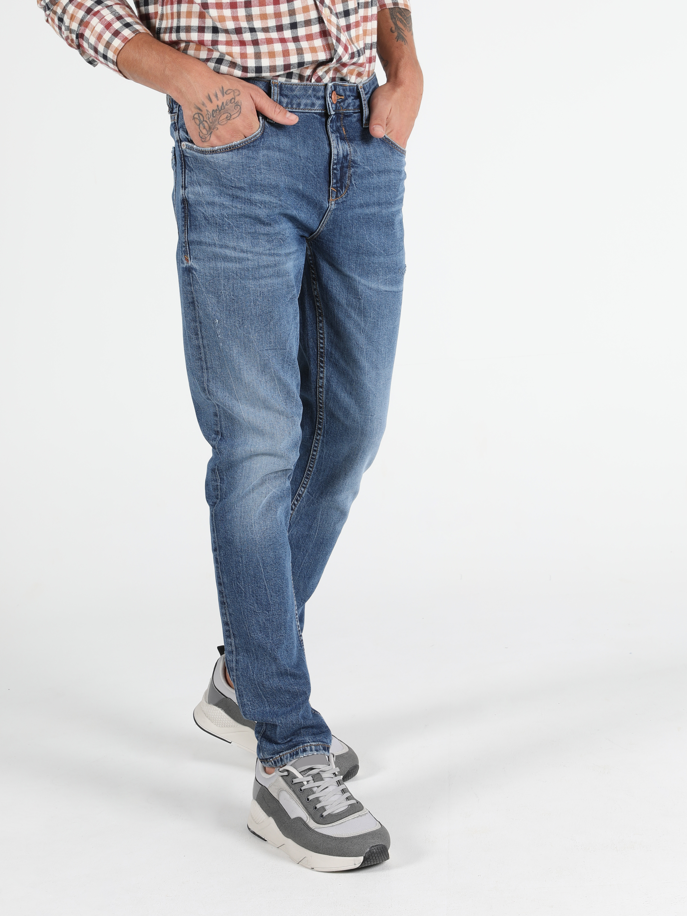 Afișați detalii pentru Pantaloni De Barbati Denim Straight Fit 044 Karl Cl1050583