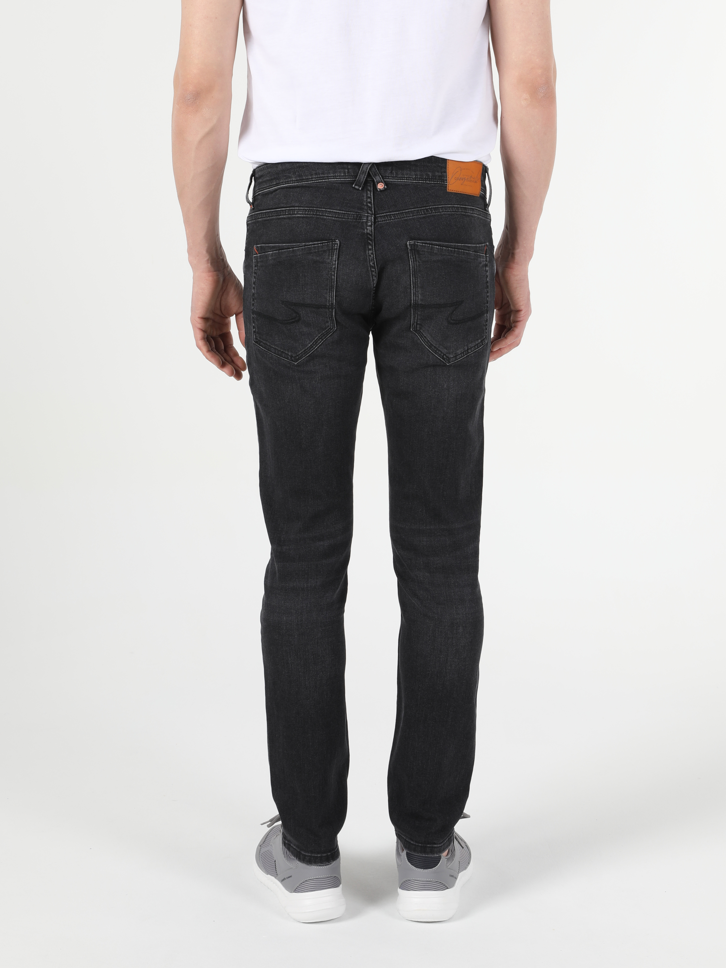 Afișați detalii pentru Pantaloni De Barbati Denim Straight Fit 044 Karl Cl1054670