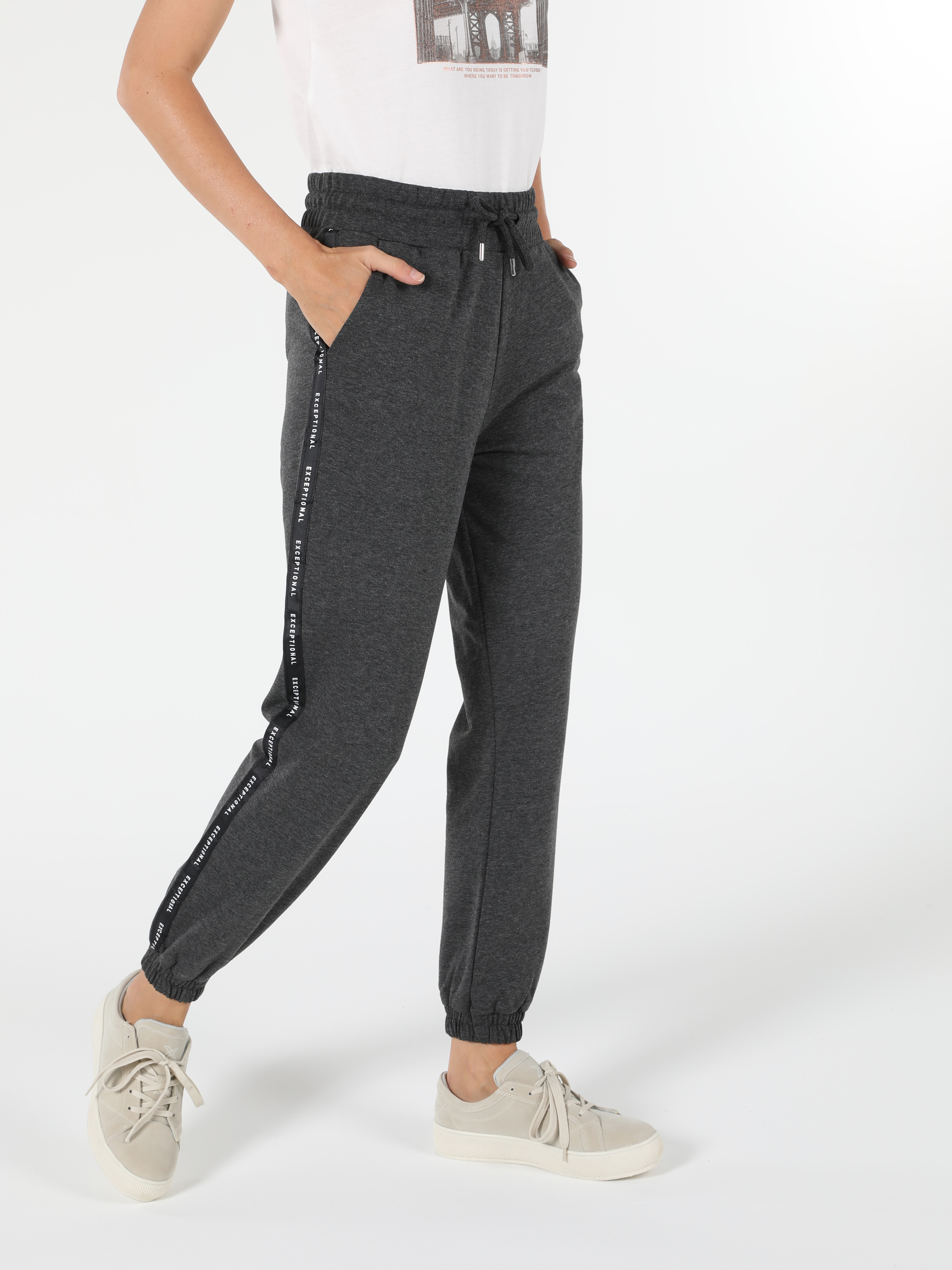 Afișați detalii pentru Pantaloni De Trening De Dama Antracit Regular Fit  Cl1055254