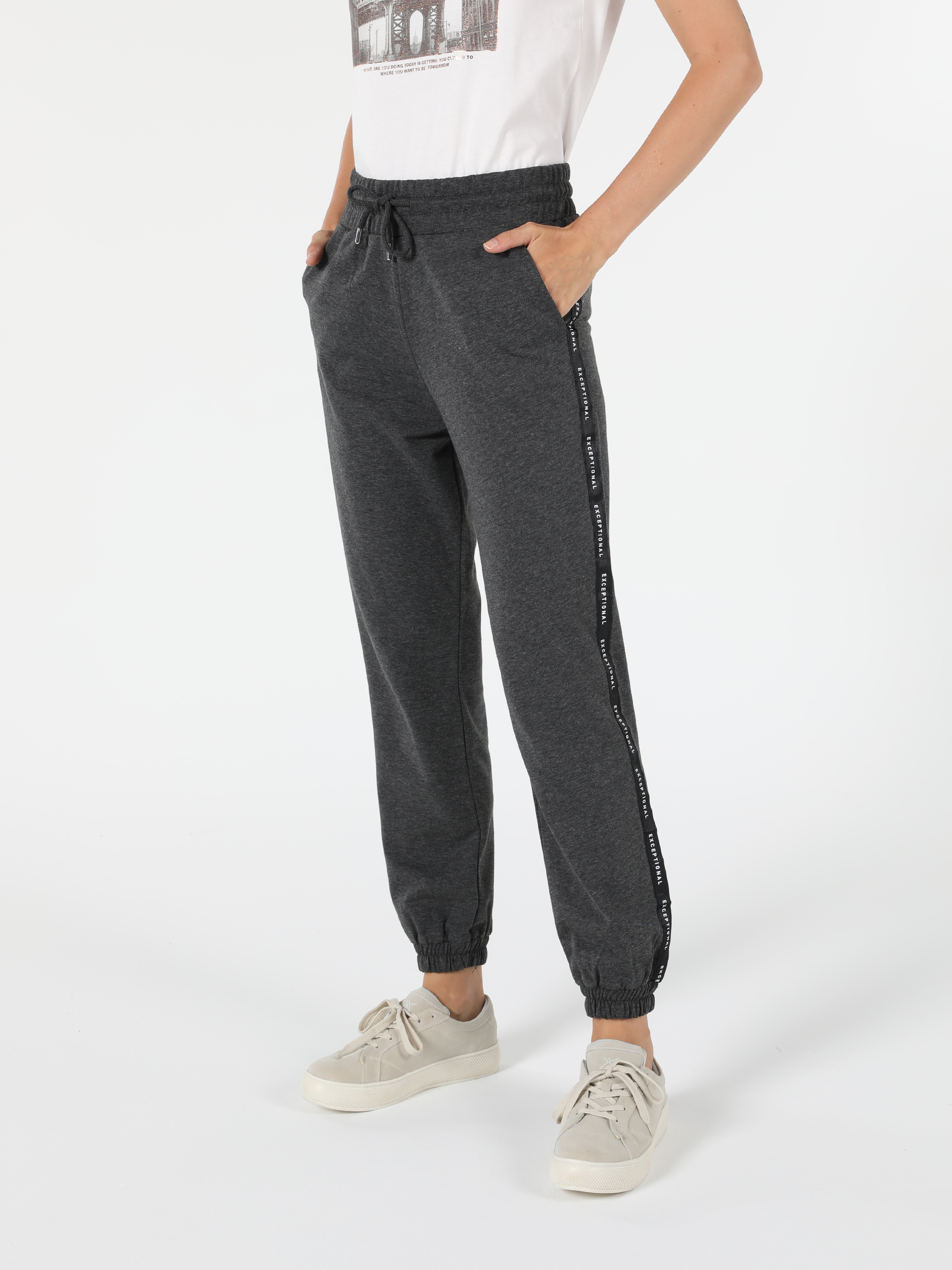 Afișați detalii pentru Pantaloni De Trening De Dama Antracit Regular Fit  Cl1055254