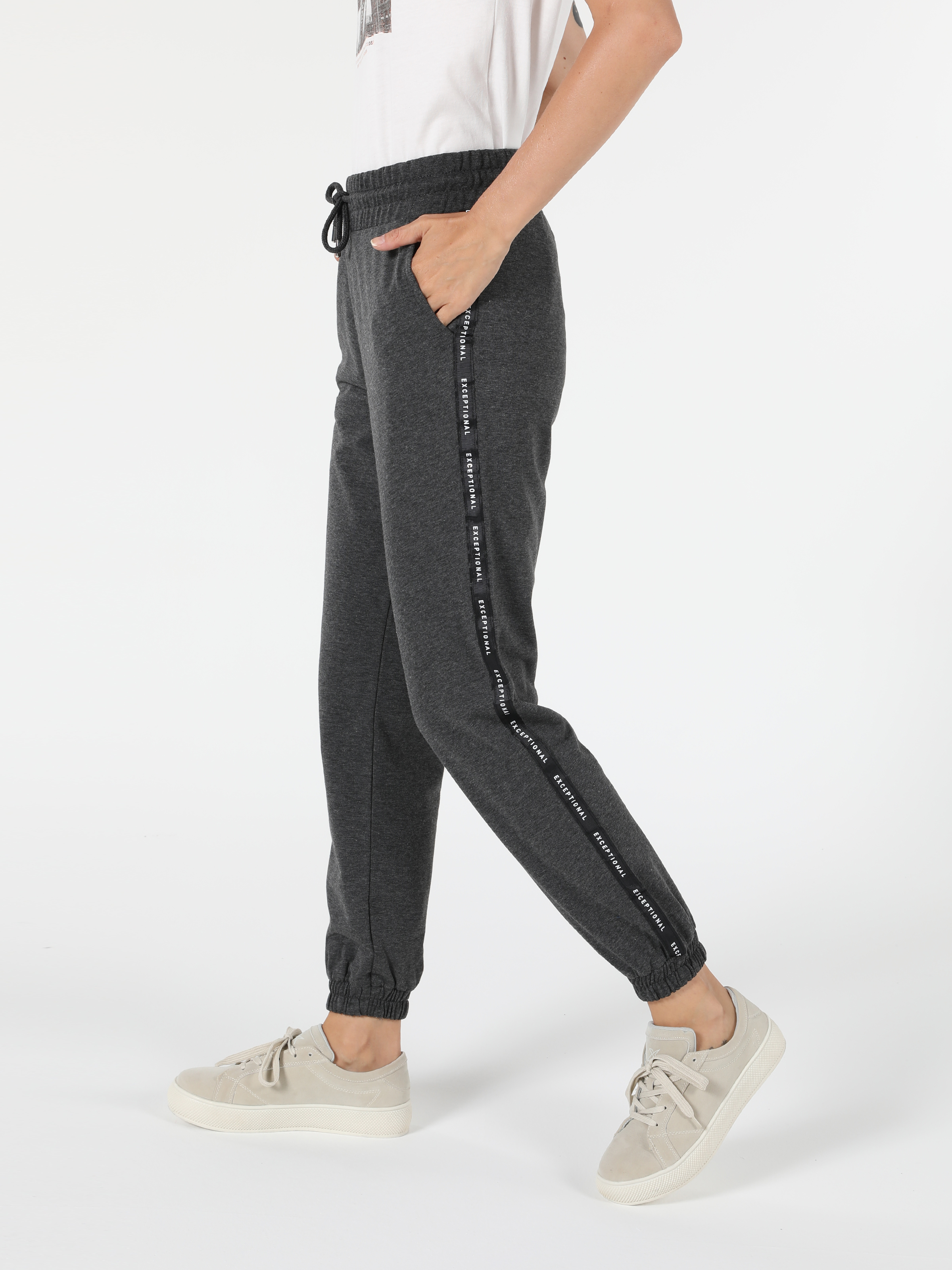 Afișați detalii pentru Pantaloni De Trening De Dama Antracit Regular Fit  Cl1055254