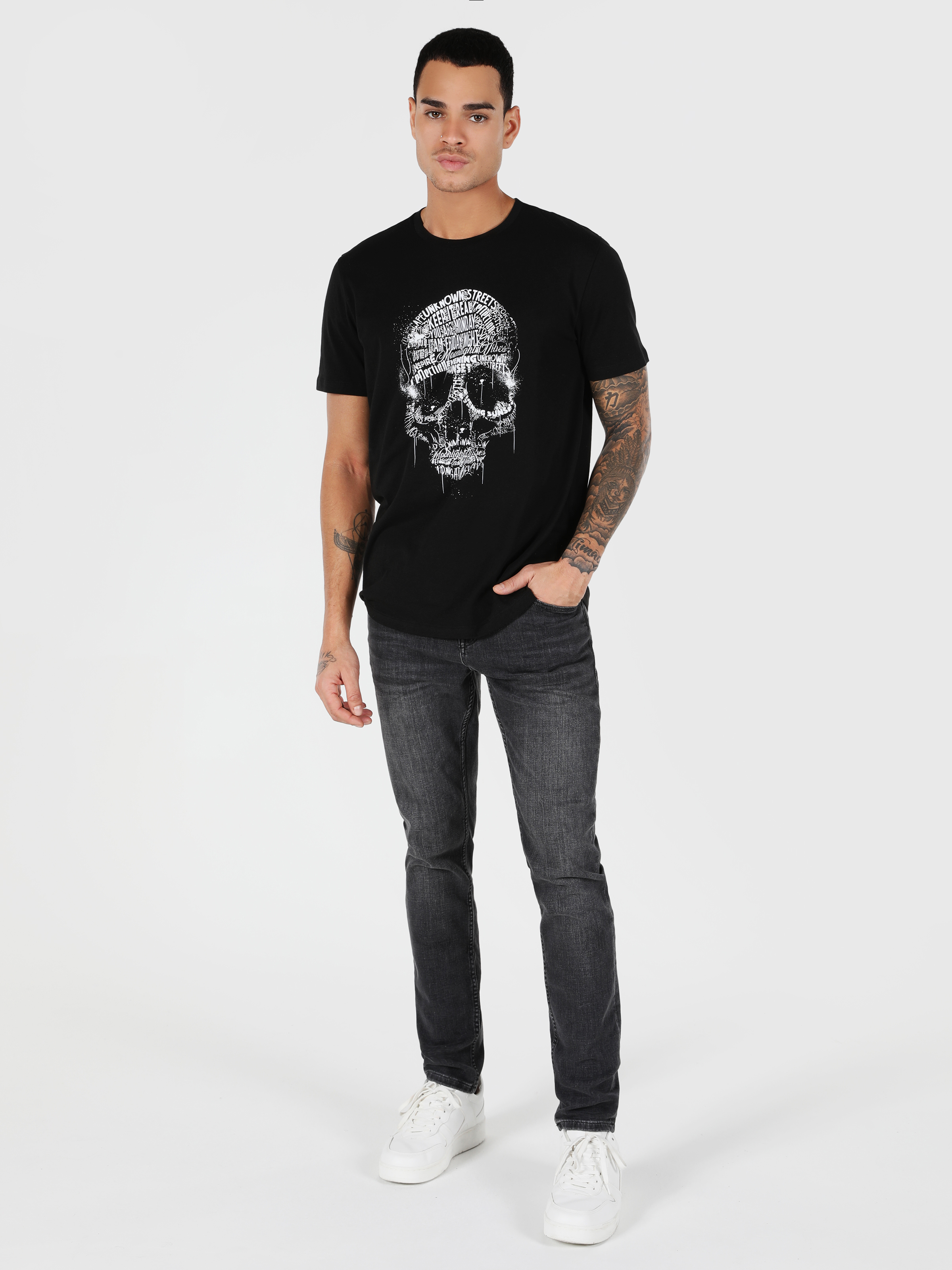 Afișați detalii pentru Regular Fit Round Neck Drept Bărbați Negru Tricou Cu Mânecă Scurtă
