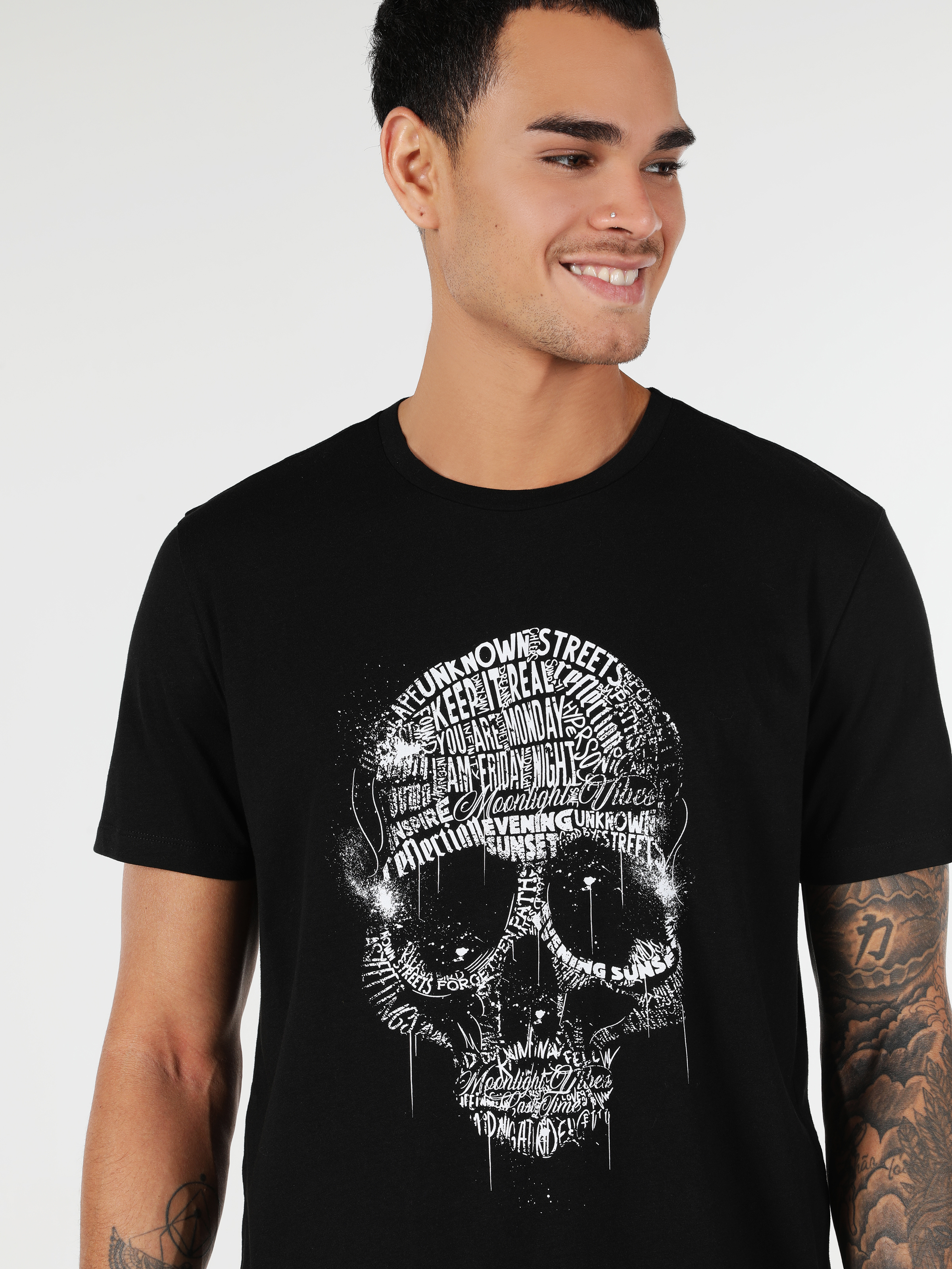 Afișați detalii pentru Regular Fit Round Neck Drept Bărbați Negru Tricou Cu Mânecă Scurtă
