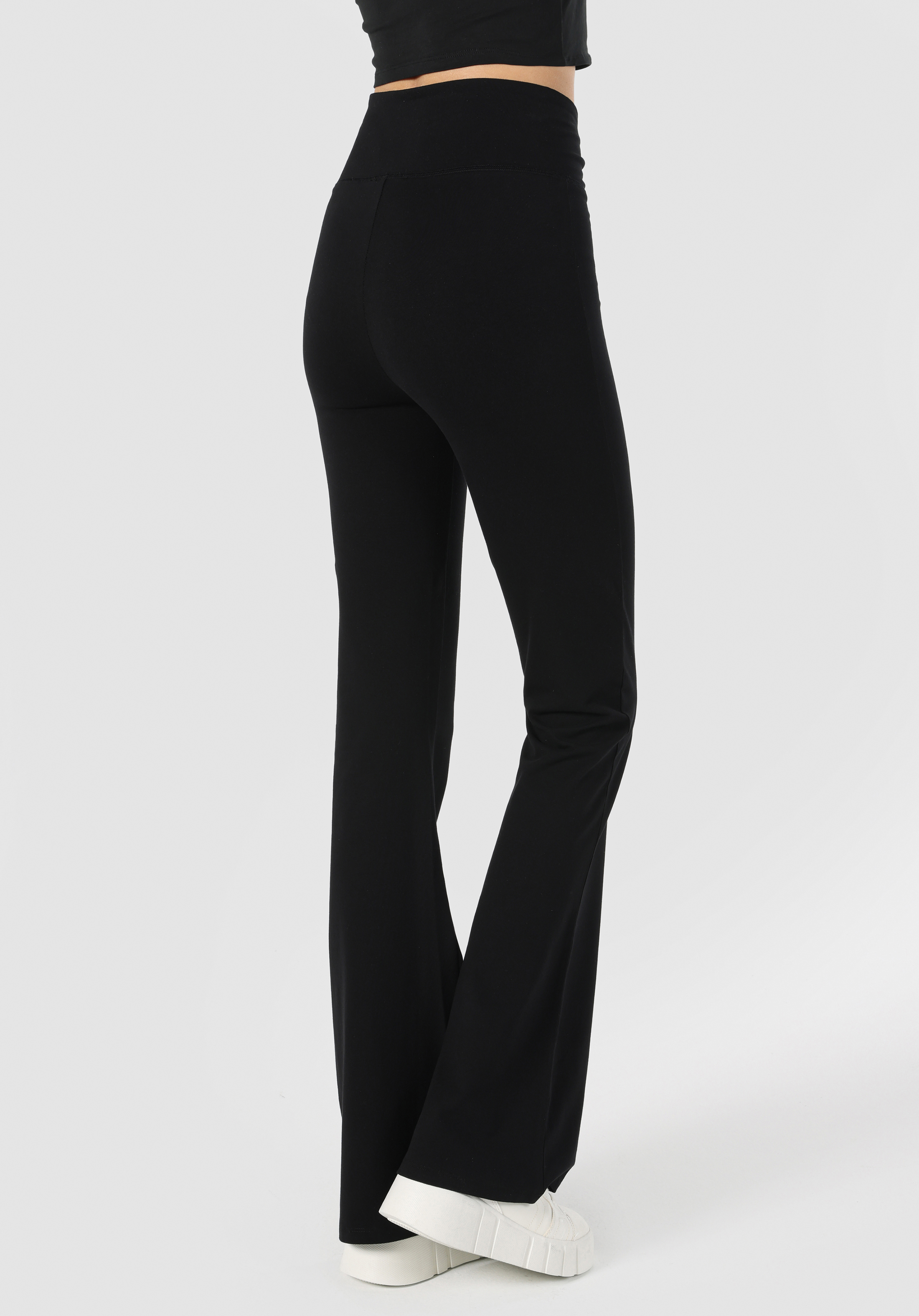 Afișați detalii pentru Pantaloni De Trening De Dama Negru Slim Fit  Cl1063347