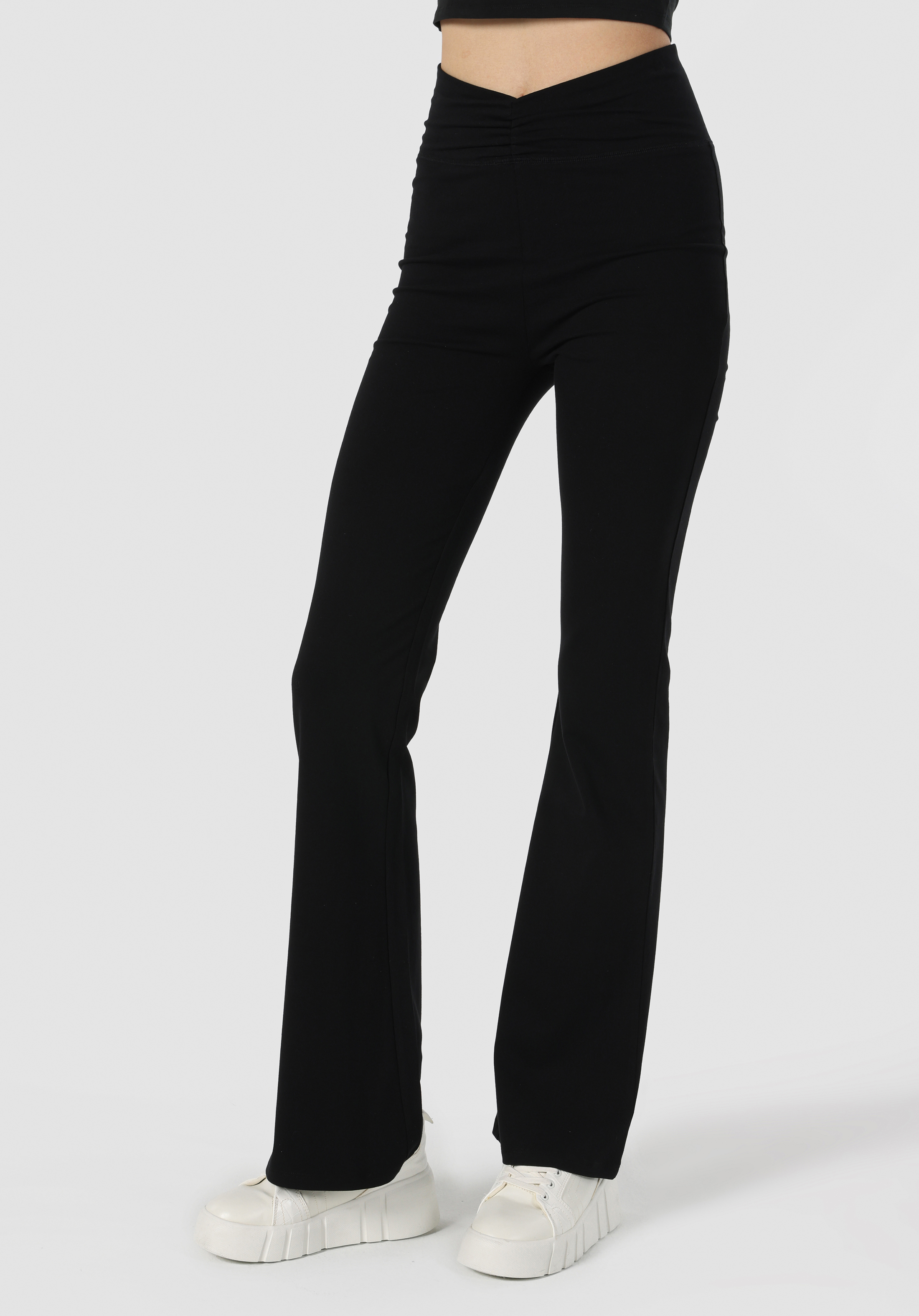 Afișați detalii pentru Pantaloni De Trening De Dama Negru Slim Fit  Cl1063347