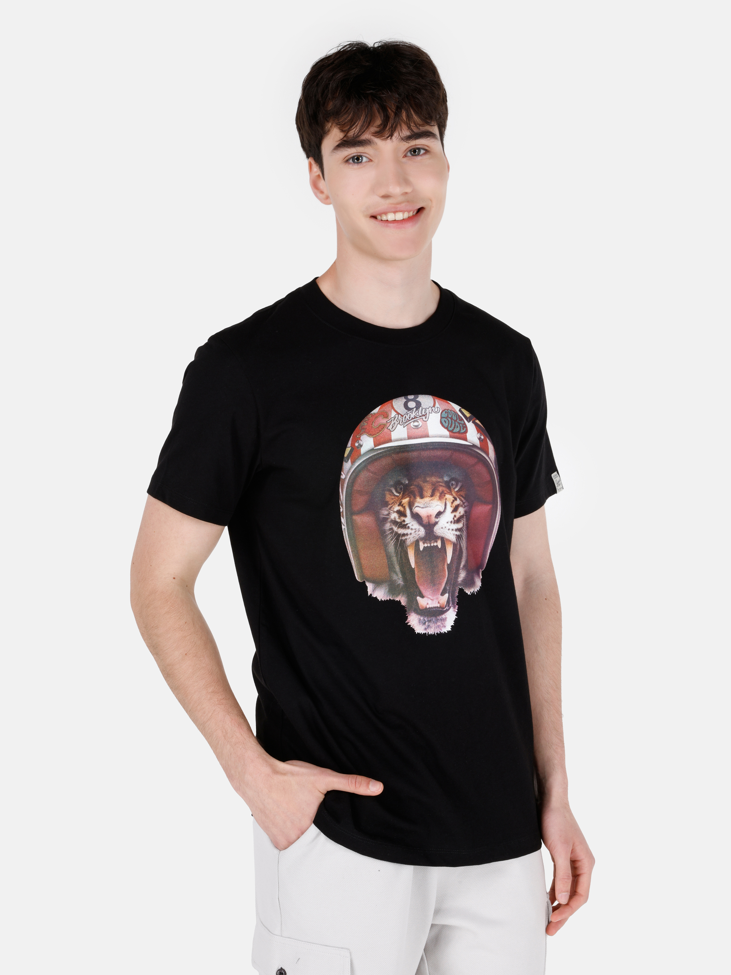 Afișați detalii pentru Regular Fit Round Neck Drept Bărbați Negru Tricou Cu Mânecă Scurtă