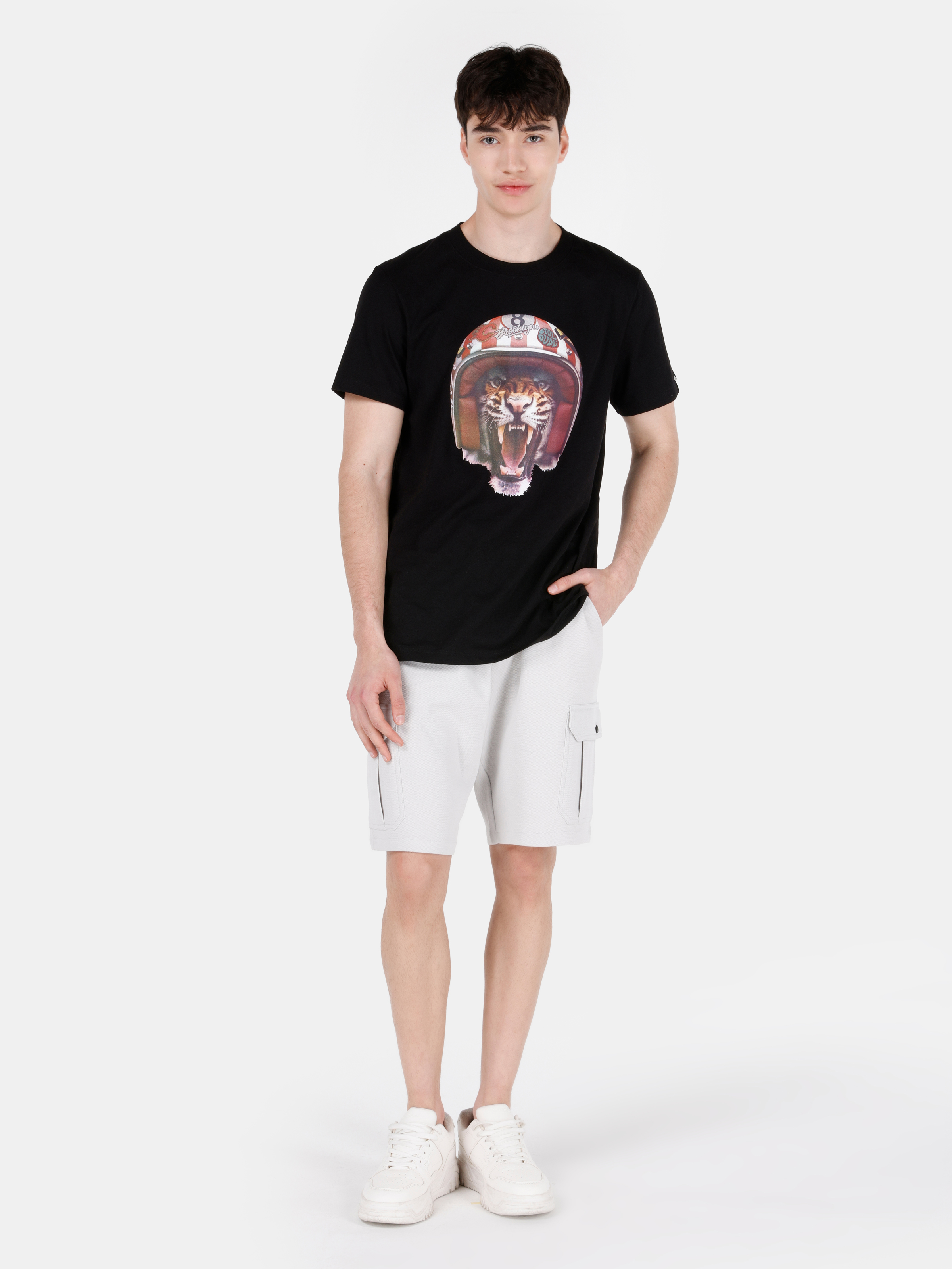Afișați detalii pentru Regular Fit Round Neck Drept Bărbați Negru Tricou Cu Mânecă Scurtă
