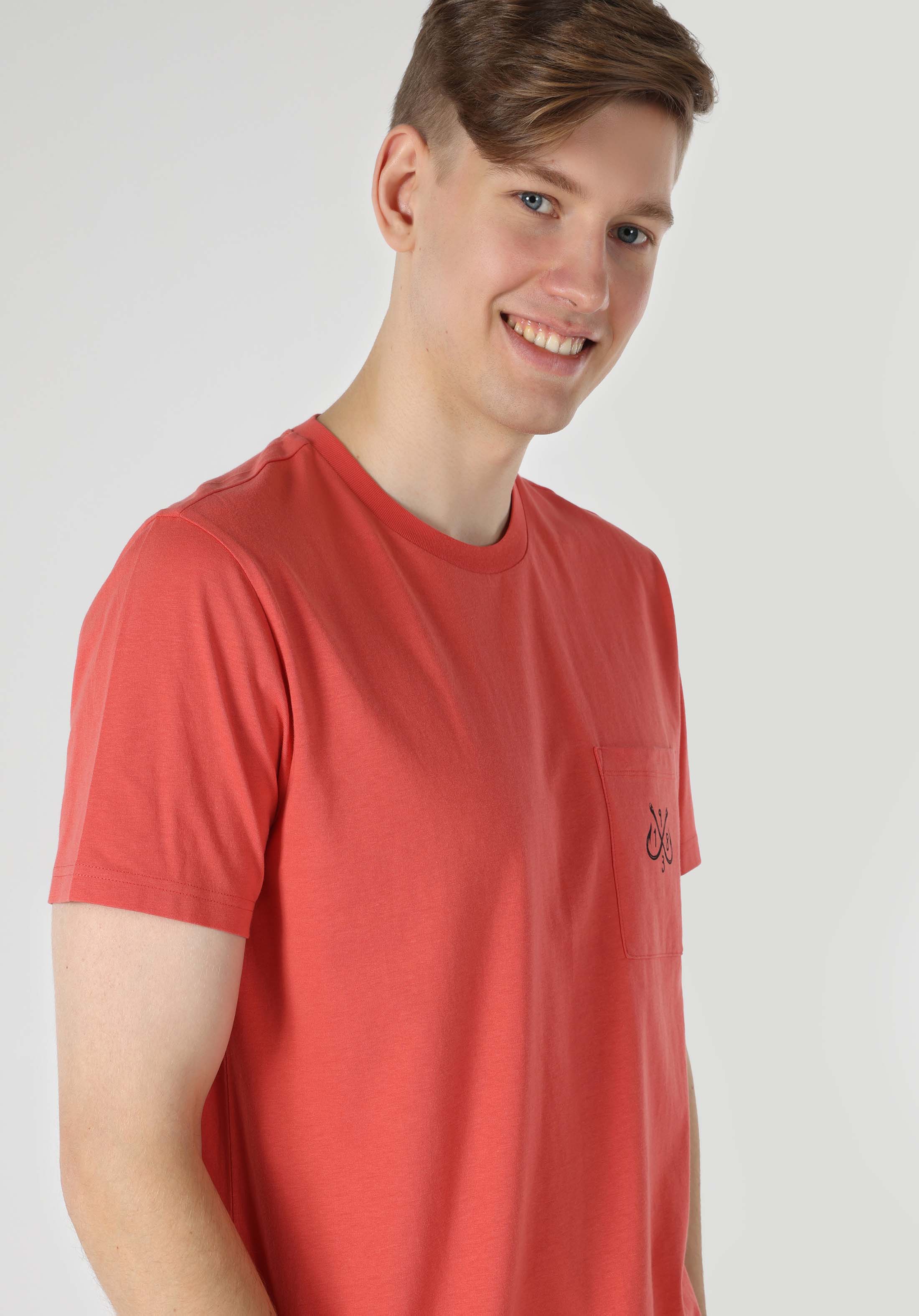 Afișați detalii pentru Regular Fit Round Neck Drept Bărbați Roșu Tricou Cu Manșon Scurt