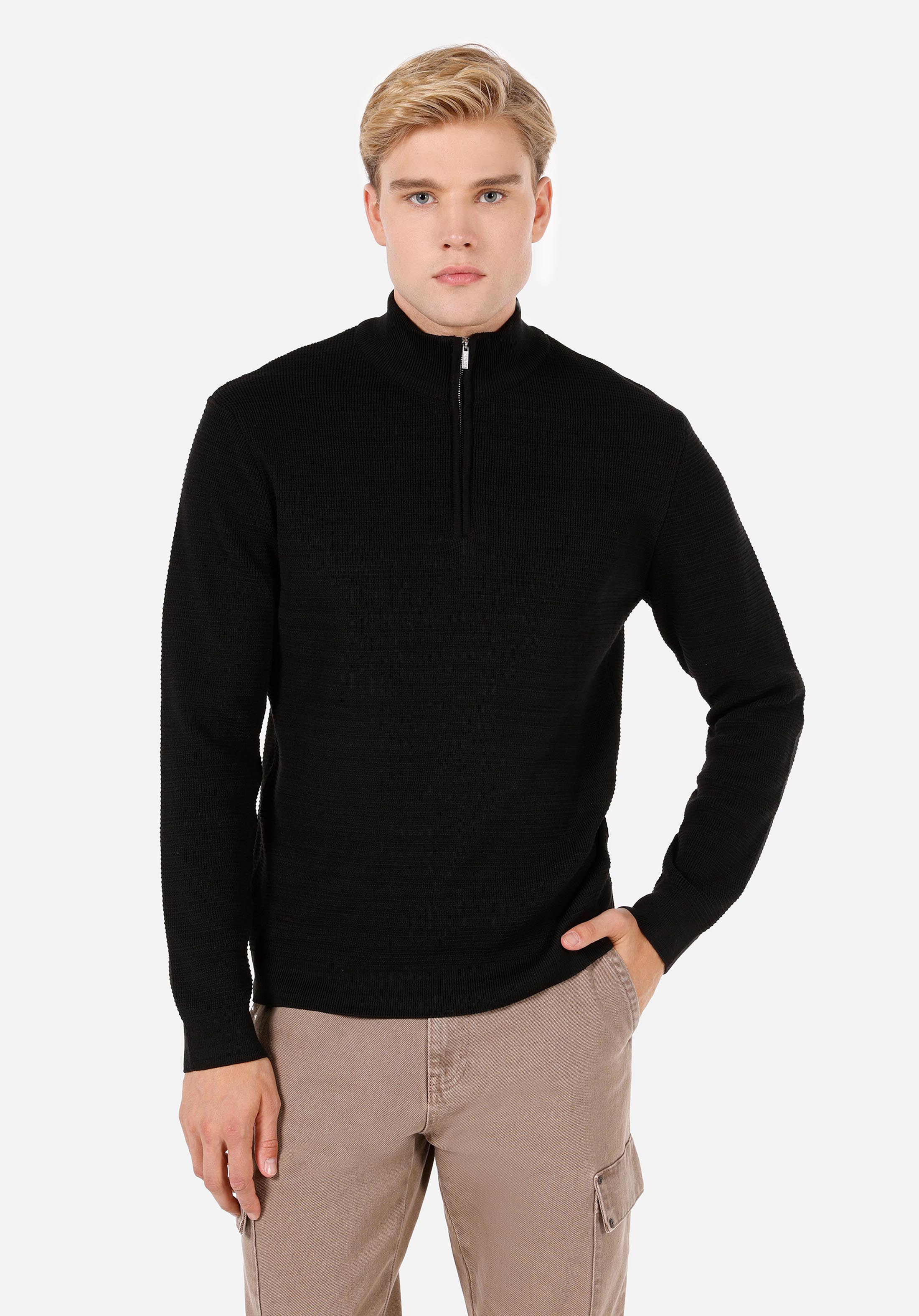 Afișați detalii pentru Pulover Negru Pentru Bărbați Regular Fit Turtle Neck Drept