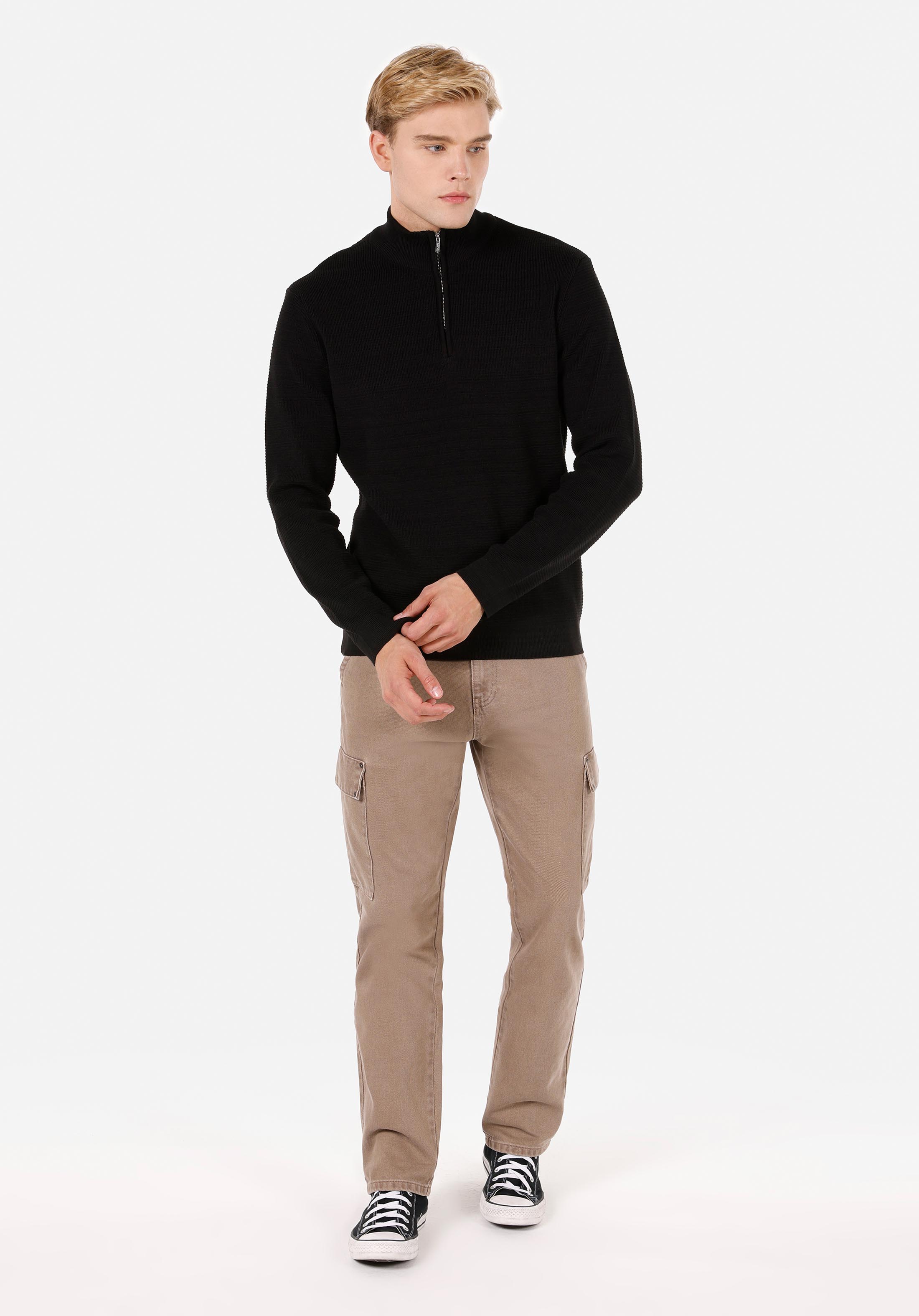Afișați detalii pentru Pulover Negru Pentru Bărbați Regular Fit Turtle Neck Drept