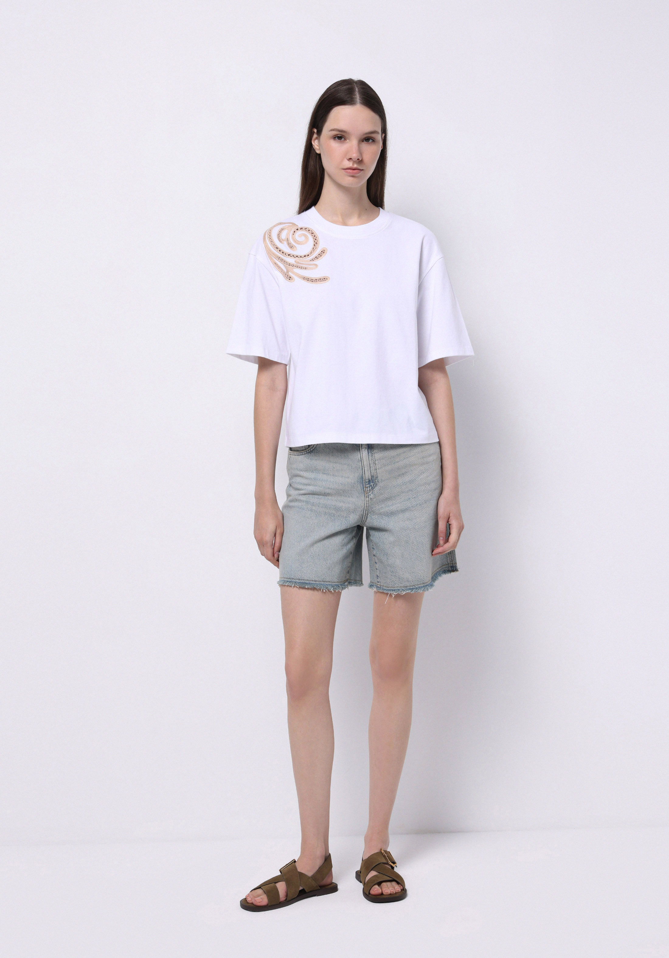 Afișați detalii pentru Regular Fit Round Neck Brodat Tricou Alb Cu Mânecă Scurtă Pentru Femei