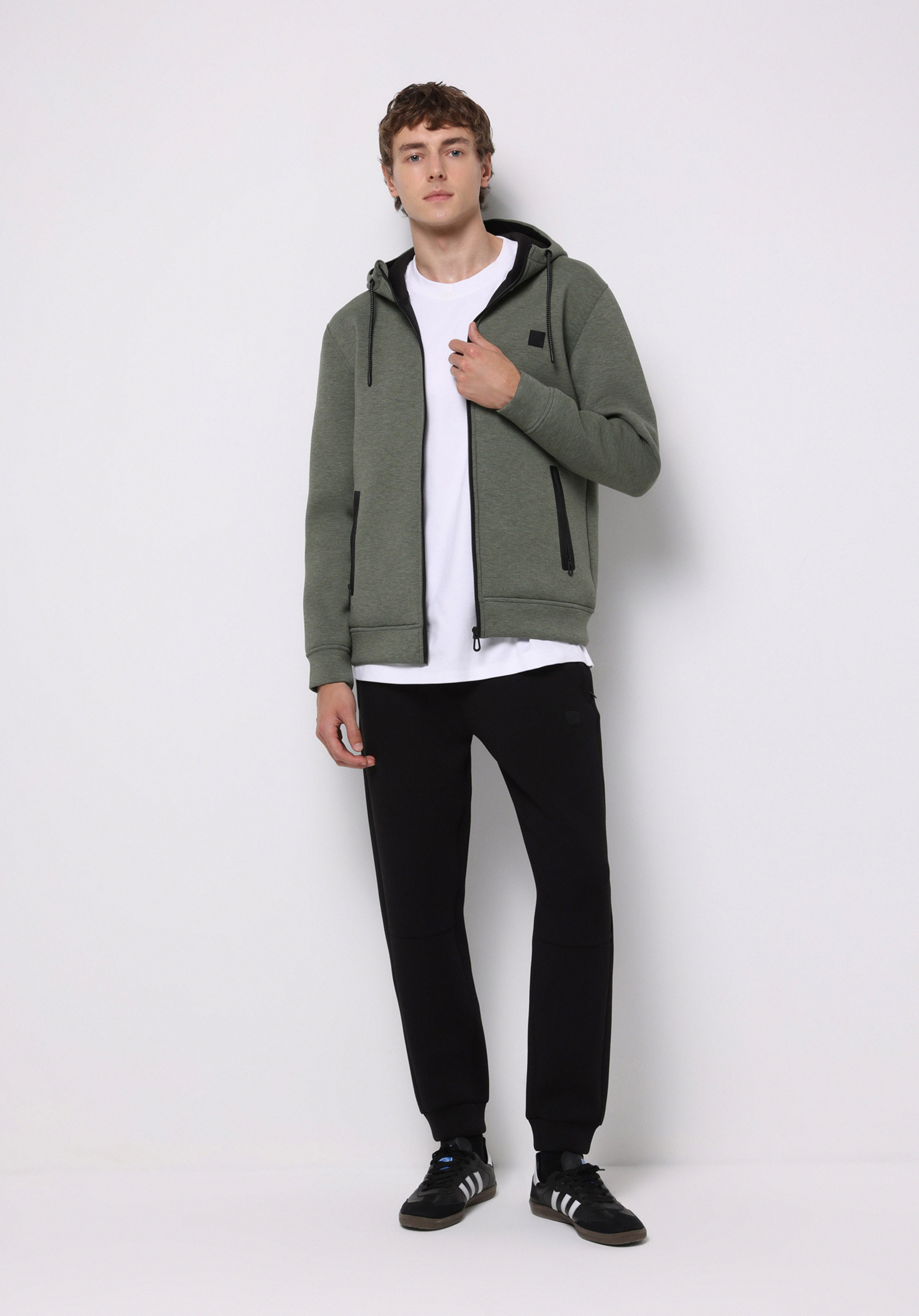 Afișați detalii pentru Pantaloni De Trening De Barbati Negru Regular Fit  Cl1075397