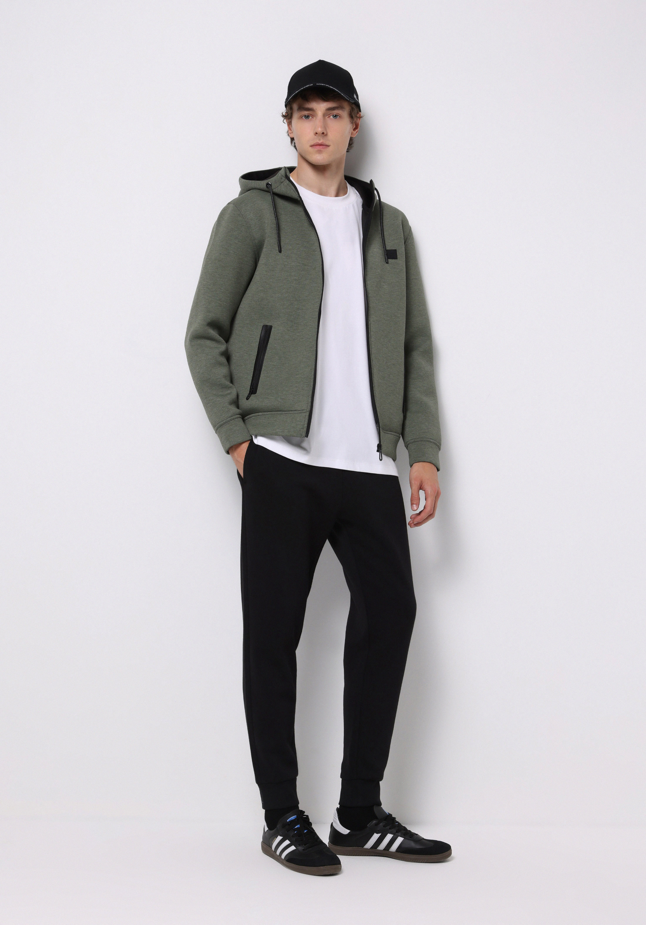 Afișați detalii pentru Pantaloni De Trening De Barbati Negru Slim Fit  Cl1077099