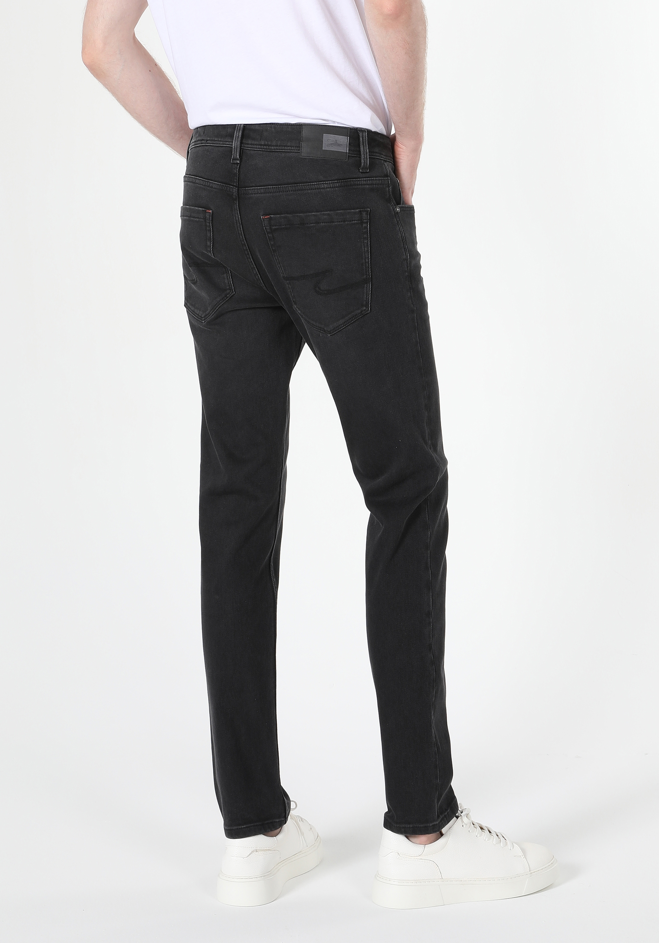 Afișați detalii pentru Pantaloni De Barbati Denim Straight Fit 044 KARL CL1060736