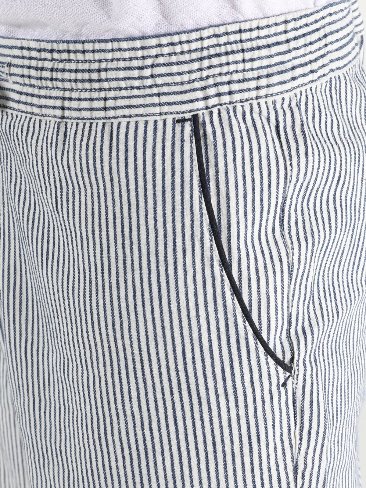 Afișați detalii pentru Pantaloni Scurti Regular Fit Albi De Barbati