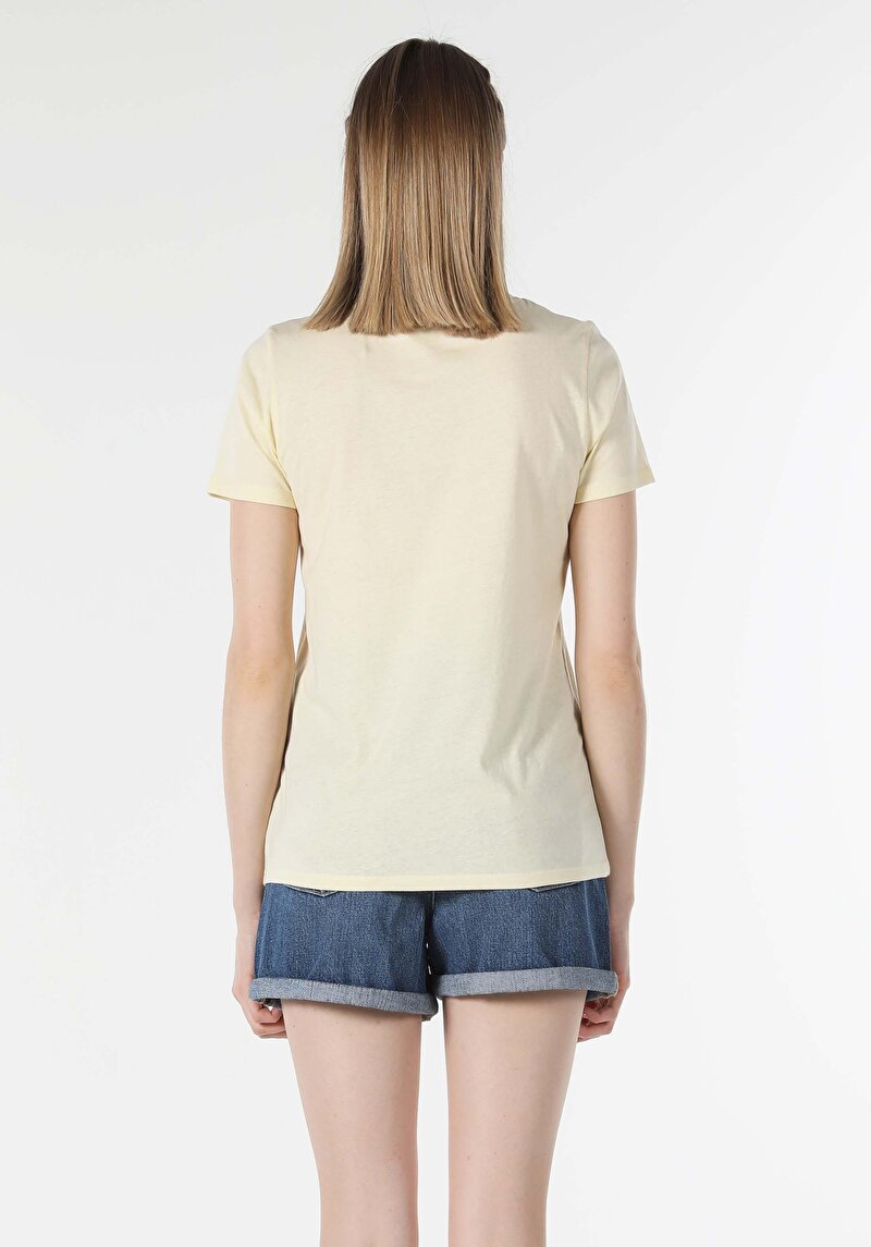 Afișați detalii pentru Regular Fit Round Neck Imprimat Galben Tricou Cu Mânecă Scurtă Pentru Femei