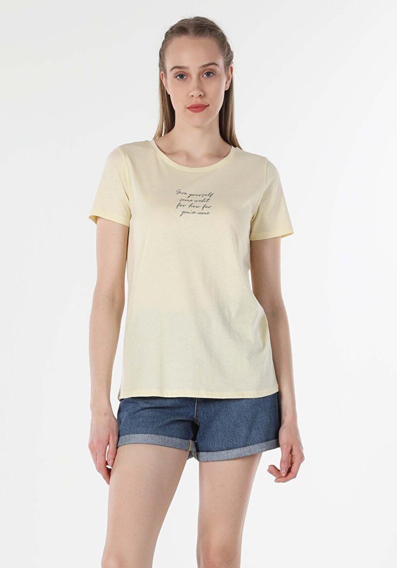 Afișați detalii pentru Regular Fit Round Neck Imprimat Galben Tricou Cu Mânecă Scurtă Pentru Femei