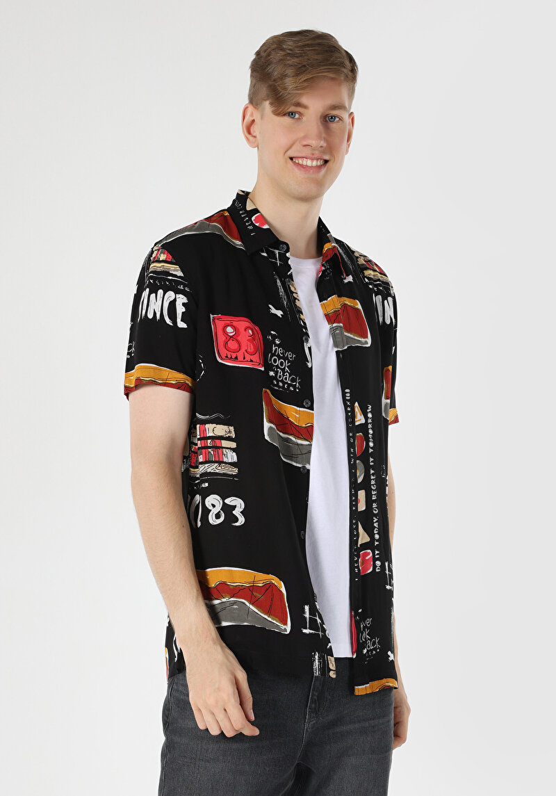 Imagine a Cămașă Cu Gât İmprimat Cămașă Neagră Cu Mânecă Scurtă Pentru Bărbați