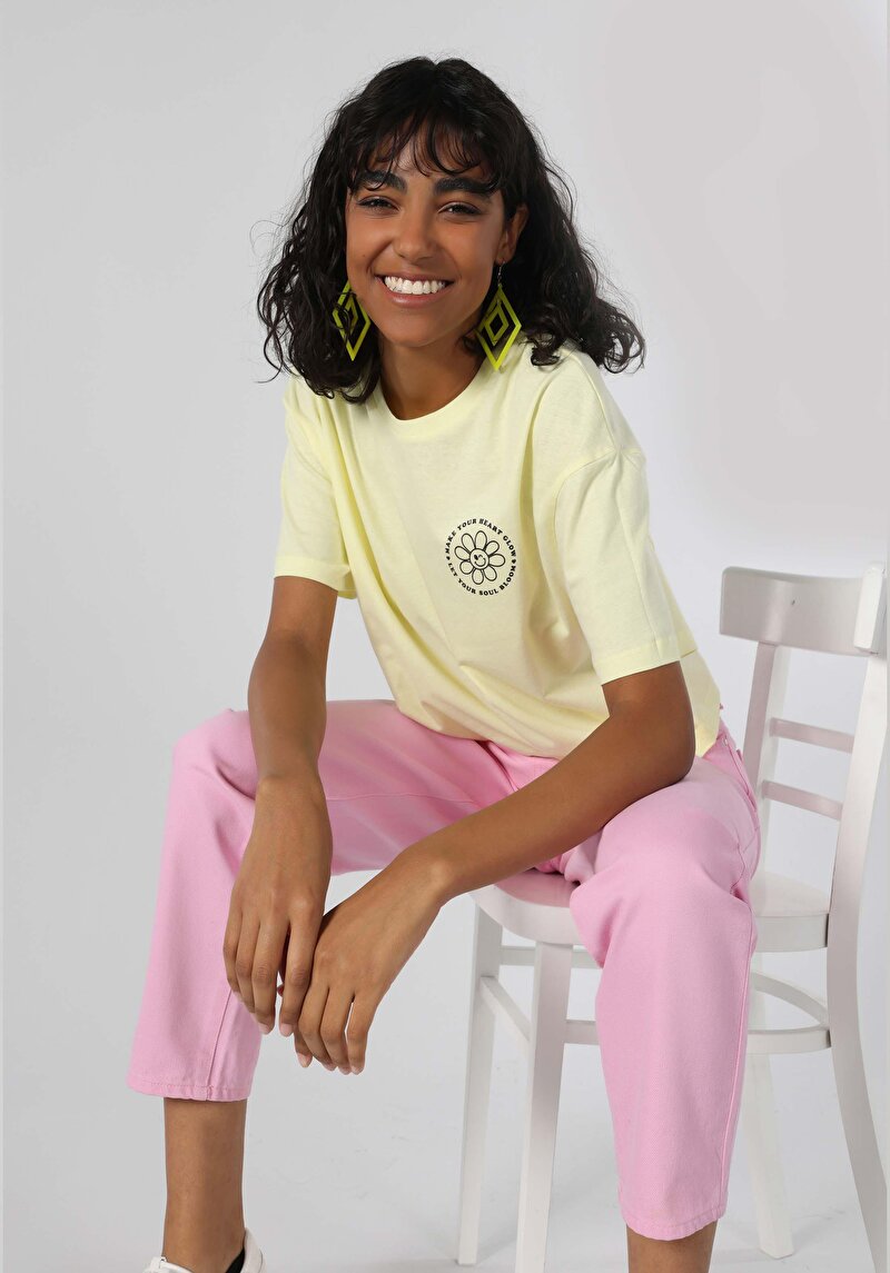 Imagine a Regular Fit Round Neck Imprimat Galben Tricou Cu Mânecă Scurtă Pentru Femei