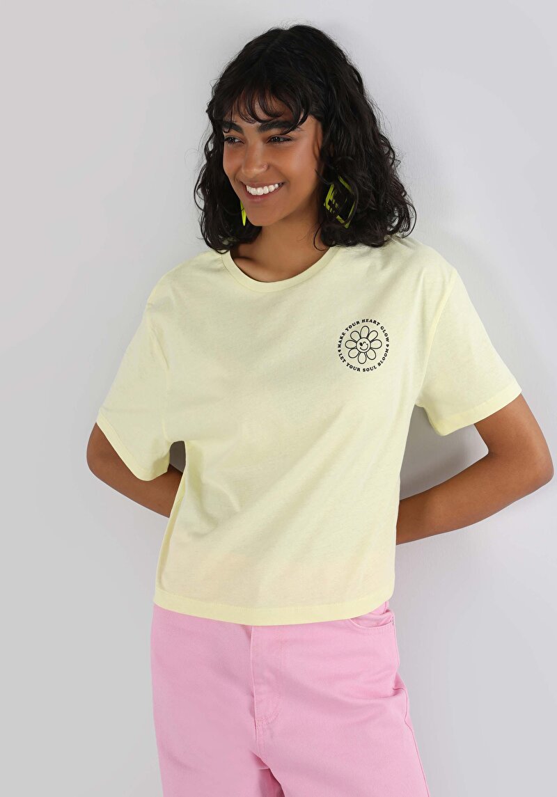 Afișați detalii pentru Regular Fit Round Neck Imprimat Galben Tricou Cu Mânecă Scurtă Pentru Femei