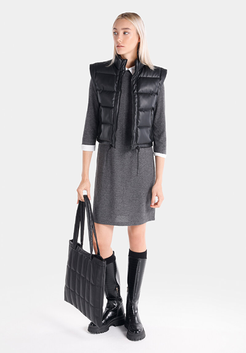 Afișați detalii pentru Regular Fit Stand-Up Collar Fermoar Căptușit Vestă Neagră Pentru Femei