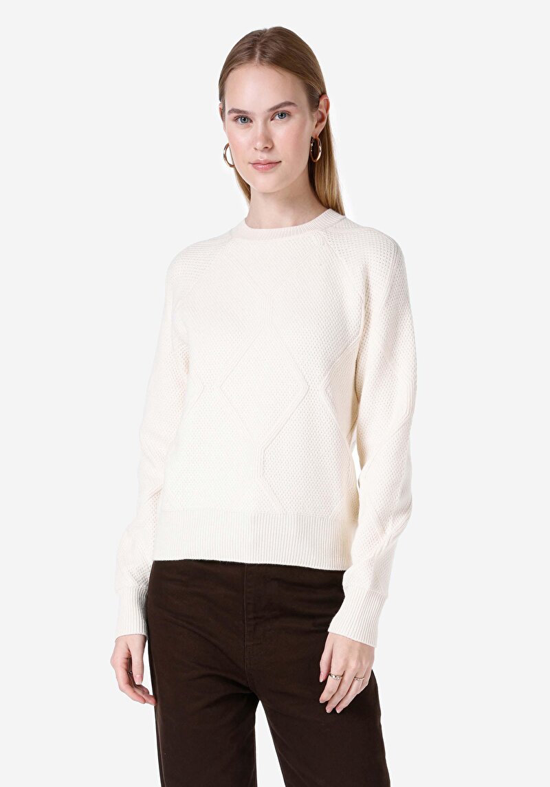 Imagine a Pulover Ecru Pentru Femei Cu Decolteu În V Regular Fit