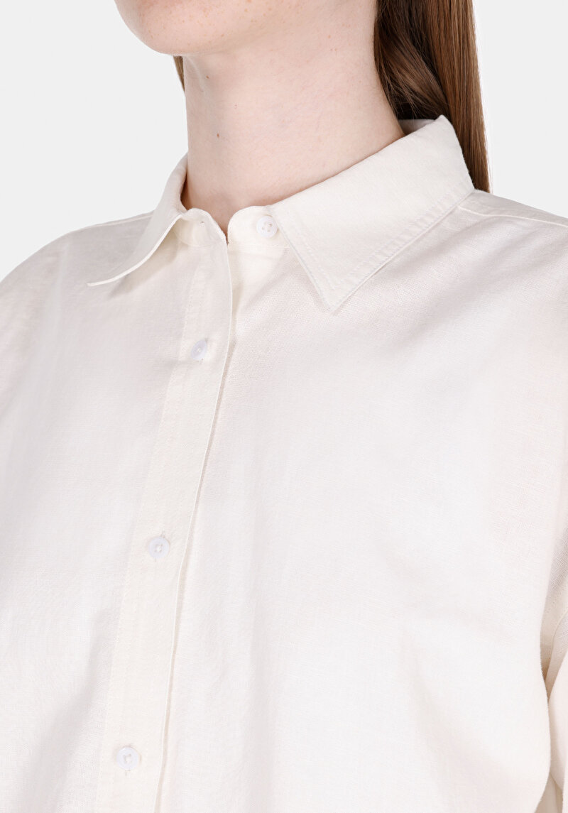 Imagine a Cămașă Cu Croială Relaxată Drept Cămașă Albă Cu Mânecă Lungă Pentru Femei