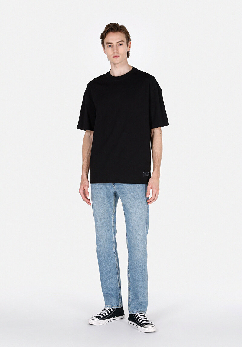 Imagine a Tricou Supradimensionat Cu Gât Rotund Drept Pentru Bărbați Negru Cu Mânecă Scurtă