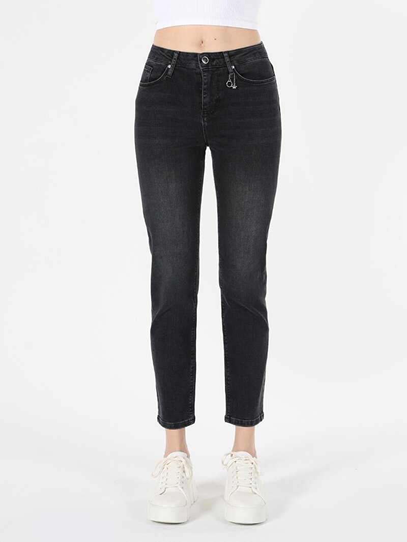 Afișați detalii pentru Slim Fit Mid Waist Straight Leg Blugi Negri Pentru Femei