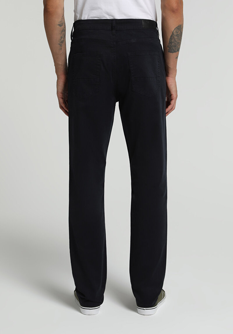 Imagine a Pantaloni Bleumarin Pentru Bărbați Cu Talie Joasă Și Picior Drept
