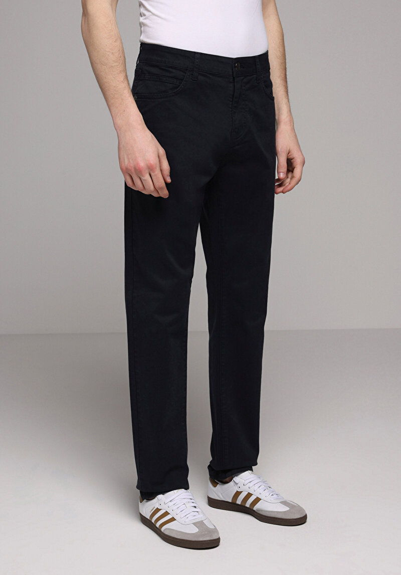 Imagine a Pantaloni Bleumarin Pentru Bărbați Cu Talie Joasă Și Picior Drept