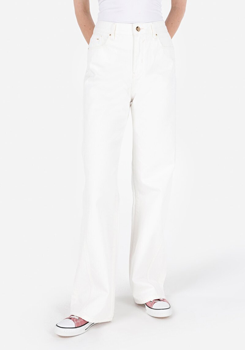 Imagine a Blugi Albi Pentru Femei Regular Fit