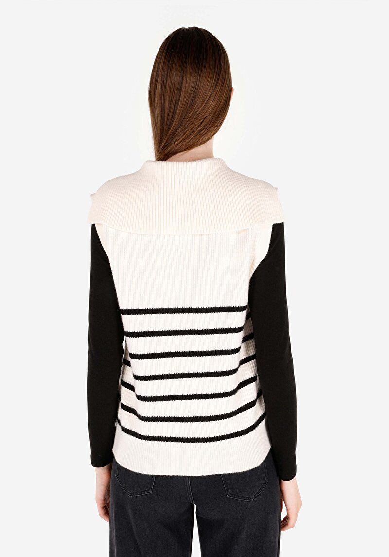 Imagine a Pulover Ecru Pentru Femei Cu Glugă Regular Fit