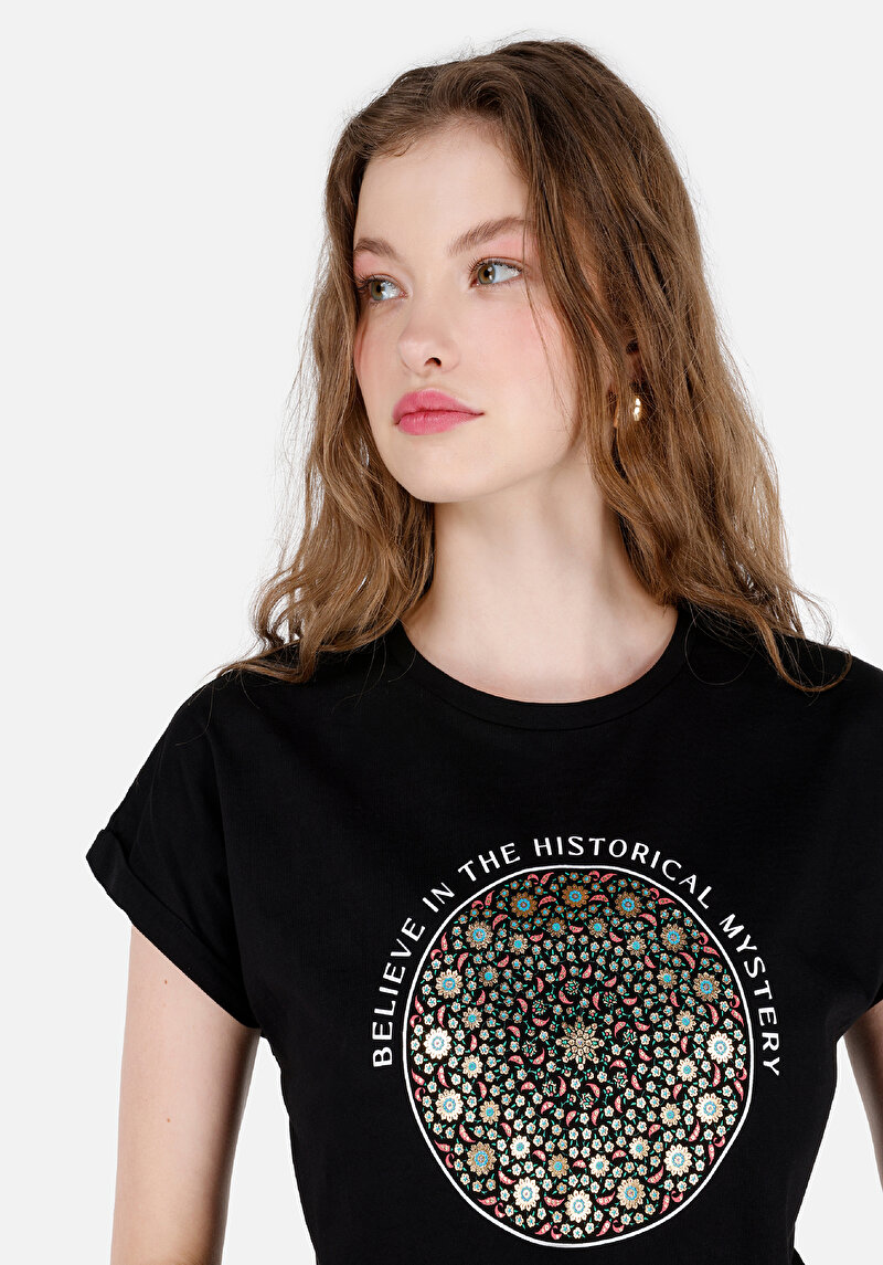 Afișați detalii pentru Regular Fit Round Neck Imprimat Tricou Negru Cu Mânecă Scurtă Pentru Femei