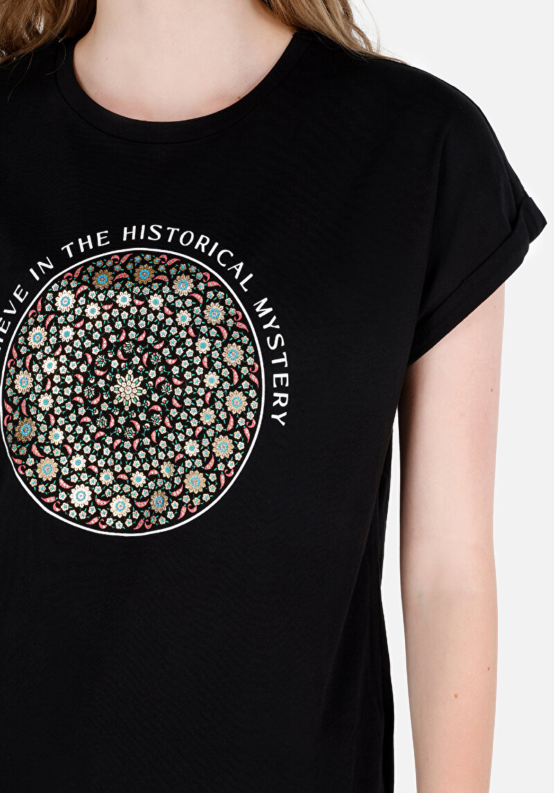 Imagine a Regular Fit Round Neck Imprimat Tricou Negru Cu Mânecă Scurtă Pentru Femei