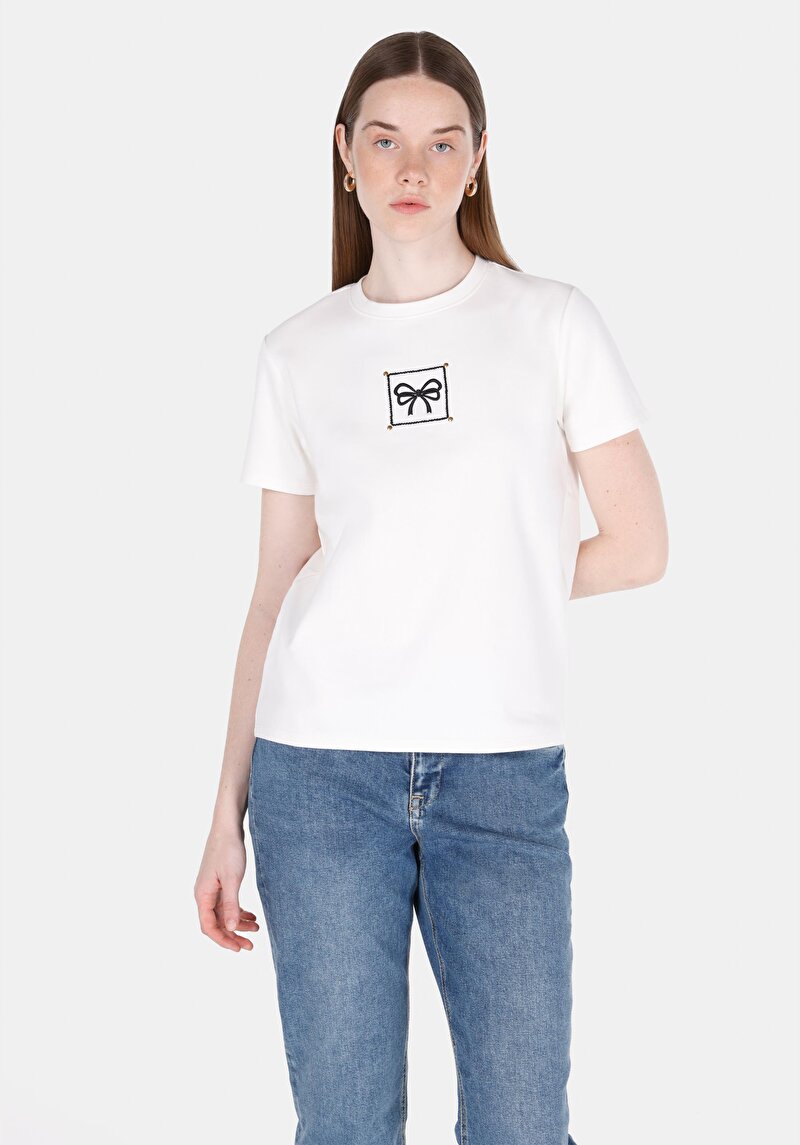 Imagine a Regular Fit Round Neck Brodat Tricou Alb Cu Mânecă Scurtă Pentru Femei