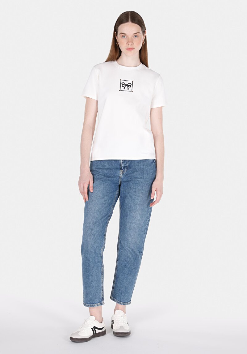 Afișați detalii pentru Regular Fit Round Neck Brodat Tricou Alb Cu Mânecă Scurtă Pentru Femei