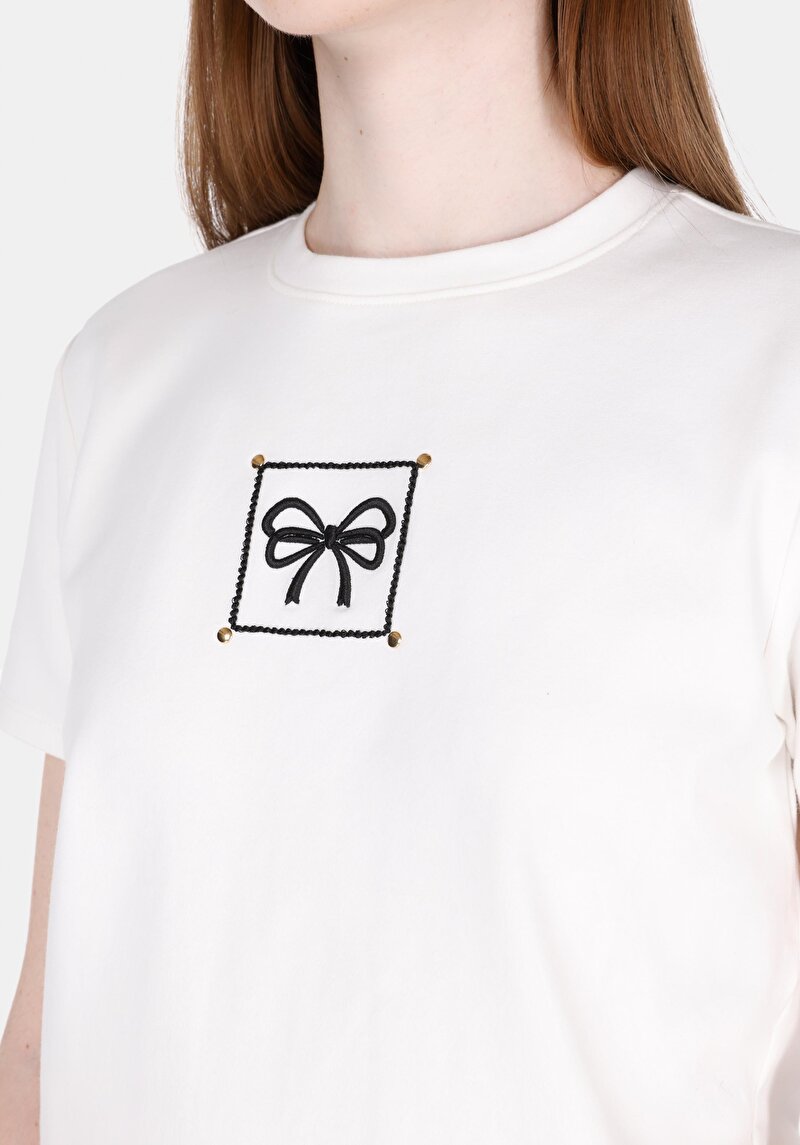 Imagine a Regular Fit Round Neck Brodat Tricou Alb Cu Mânecă Scurtă Pentru Femei