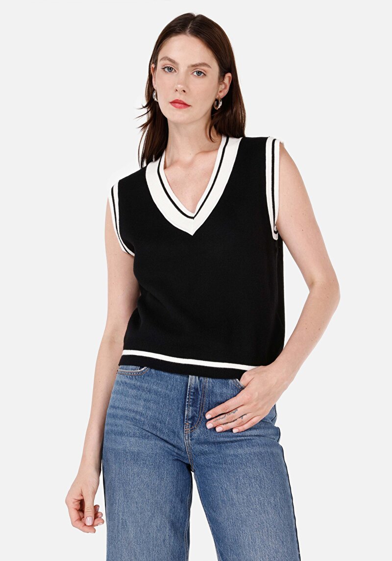 Imagine a Pulover Negru Pentru Femei Cu Decolteu În V Regular Fit