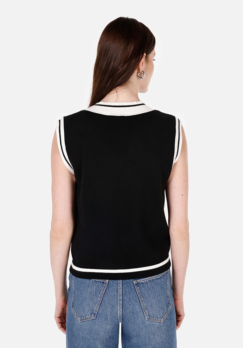 Imagine a Pulover Negru Pentru Femei Cu Decolteu În V Regular Fit