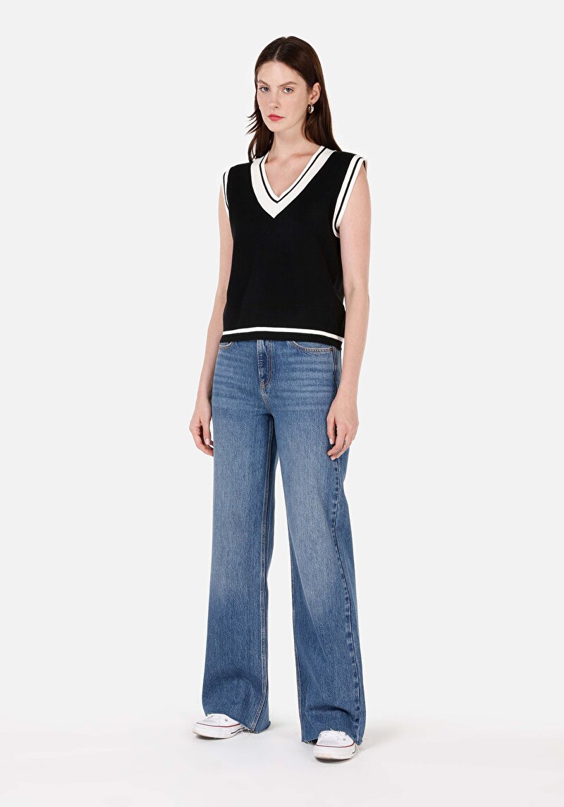 Imagine a Pulover Negru Pentru Femei Cu Decolteu În V Regular Fit