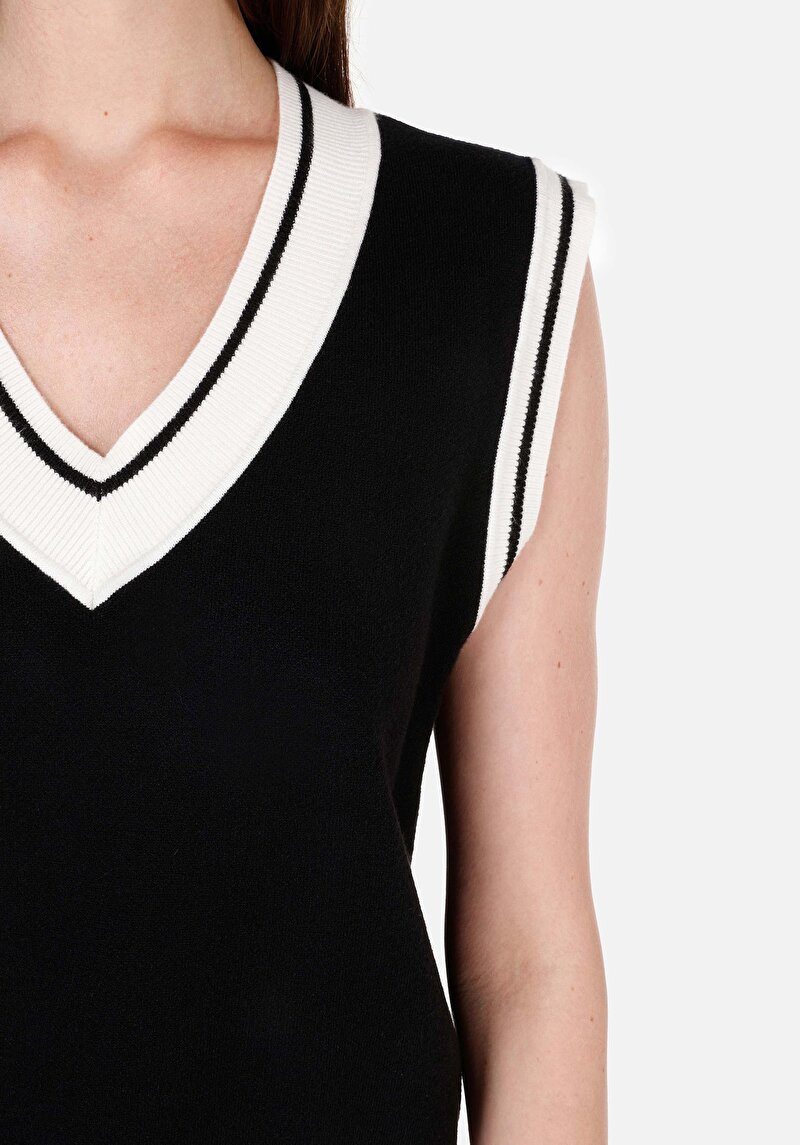 Afișați detalii pentru Pulover Negru Pentru Femei Cu Decolteu În V Regular Fit