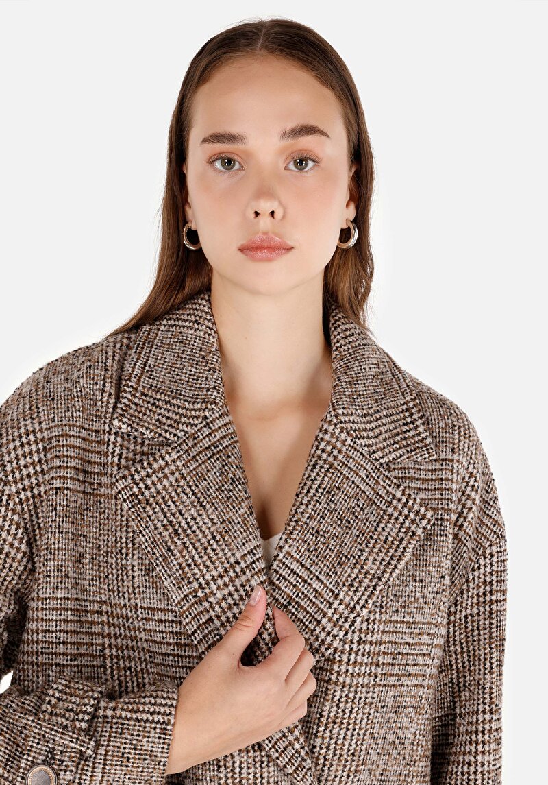 Imagine a Palton Bej Pentru Femei Cu Guler Clasic Regular Fit