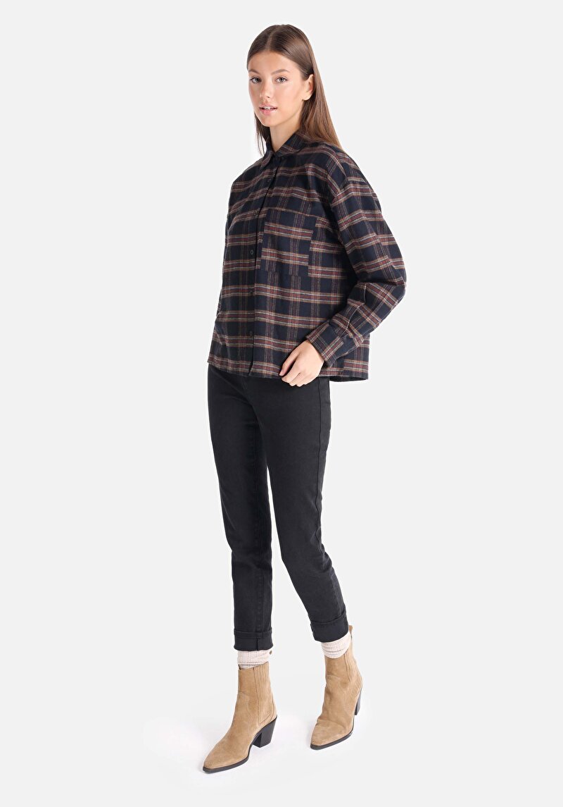 Imagine a Regular Fit Cămașă Gât În Carouri Cămașă Neagră Cu Mânecă Lungă Pentru Femei
