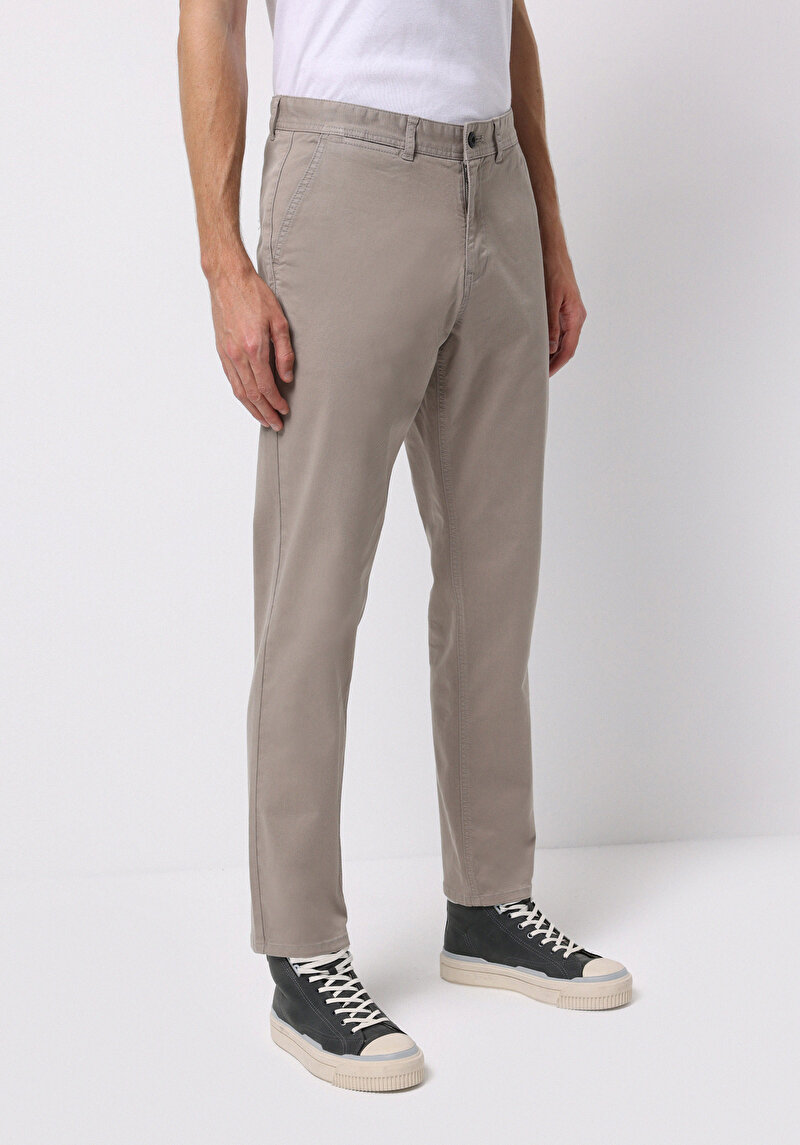 Imagine a Pantaloni De Barbati Bej Regular Fit Cl1049750