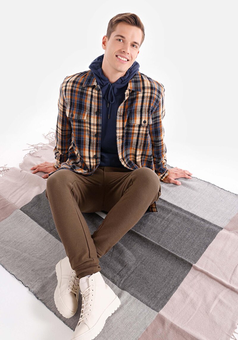 Imagine a Cămașă Comfort Fit Neck Cămașă În Carouri Cămașă Cu Mânecă Lungă Maro Pentru Bărbați