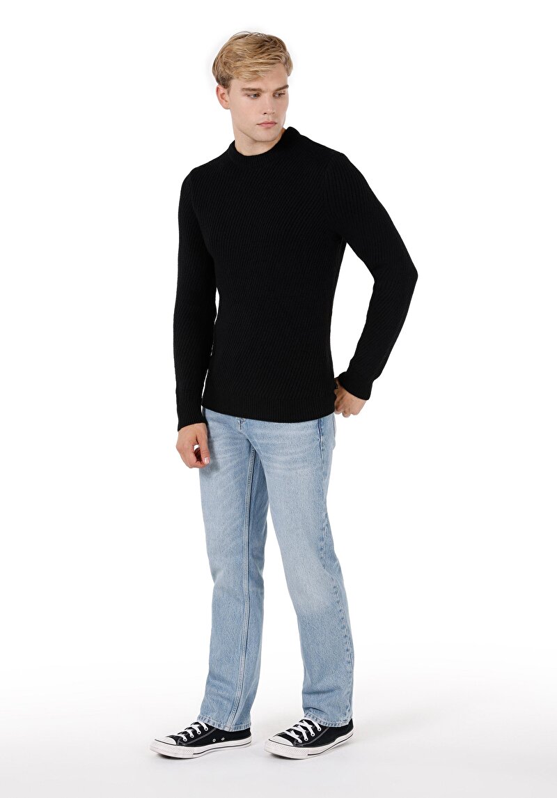 Imagine a Pulover Negru Pentru Bărbați Cu Gât Rotund Regular Fit