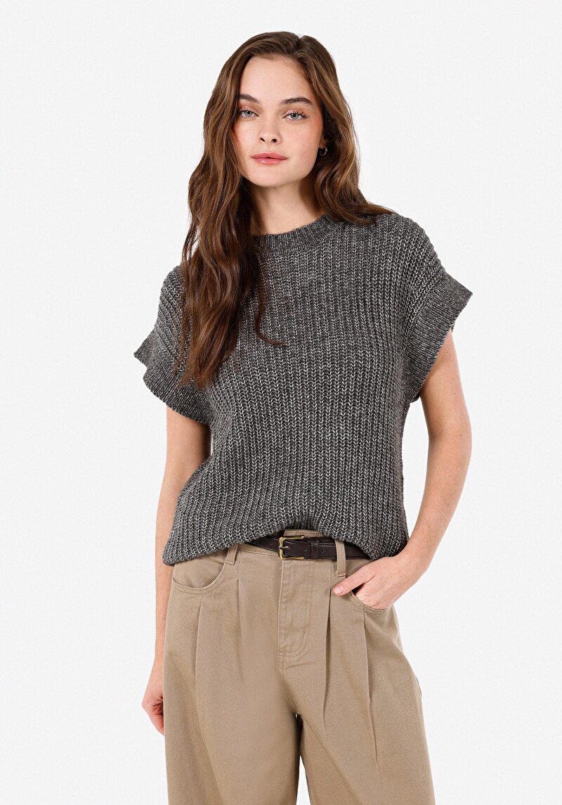 Imagine a Pulover Gri Pentru Femei Cu Gât Rotund Regular Fit