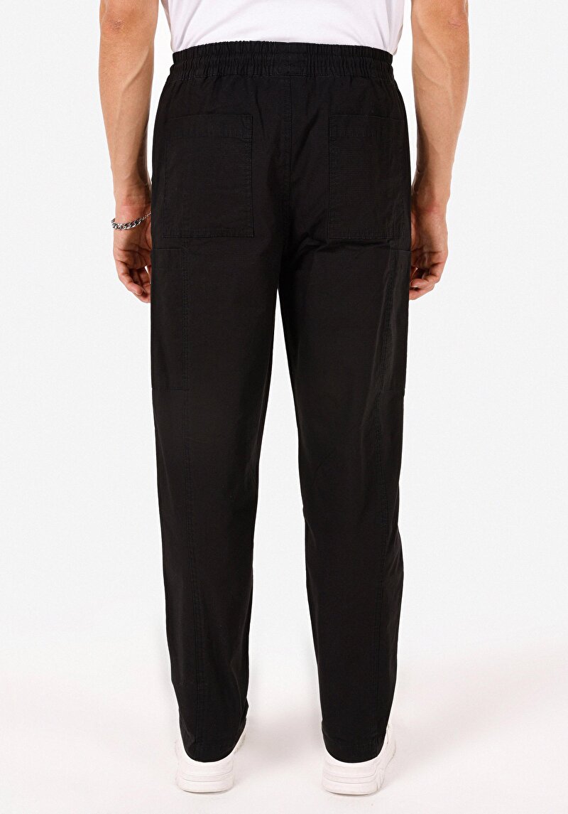 Imagine a Pantaloni Negri Pentru Bărbați Cu Talie Medie Și Talie Lată