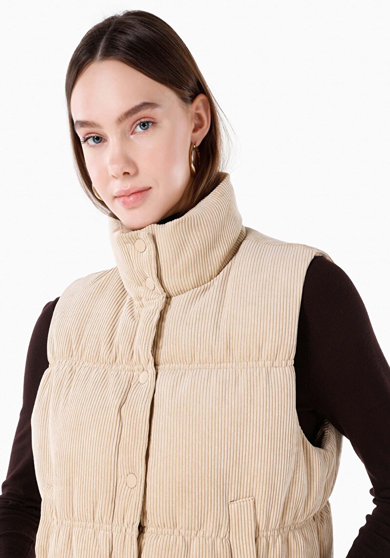 Afișați detalii pentru Regular Fit Stand-Up Collar Snap Căptușeală Vestă Bej Pentru Femei